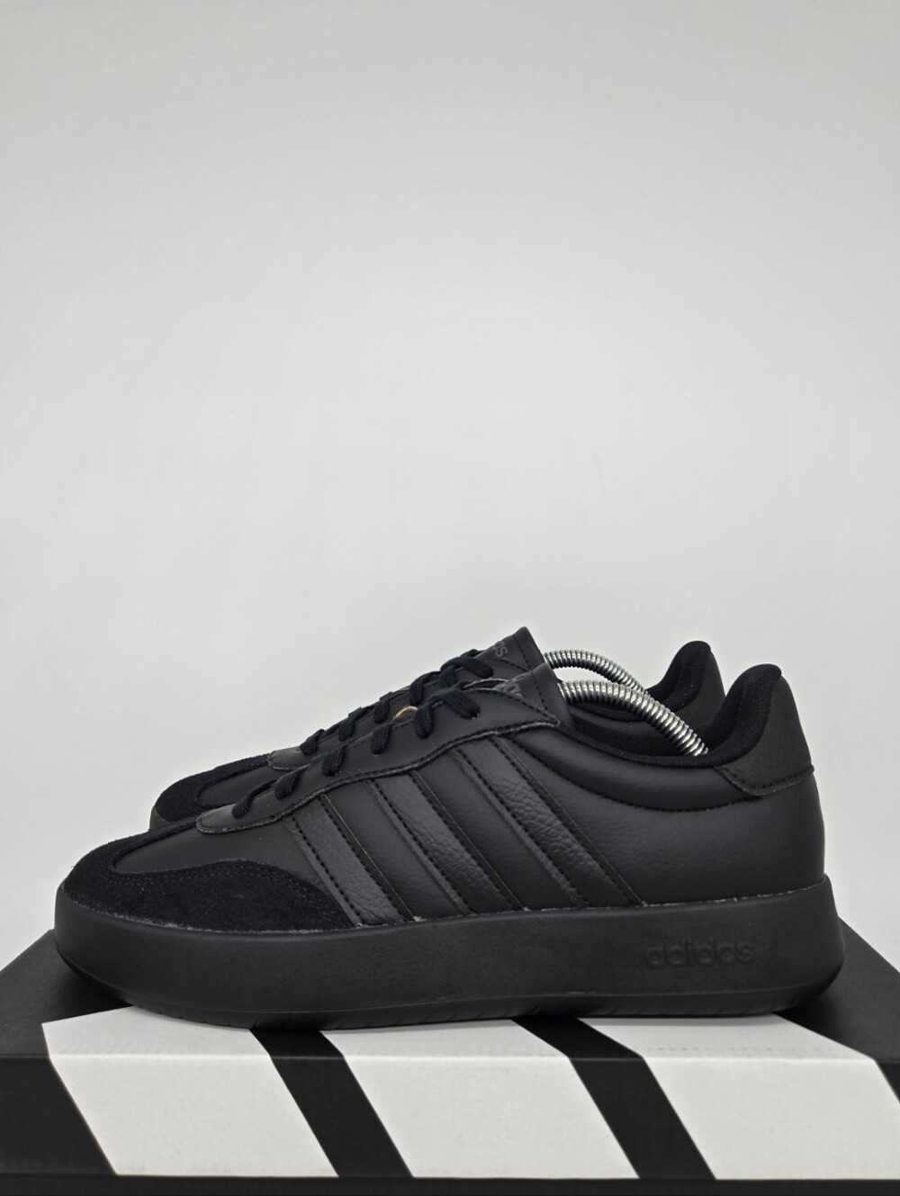 Adidas Men's Barreda Core Black JR1321 Shoes Size 11.5